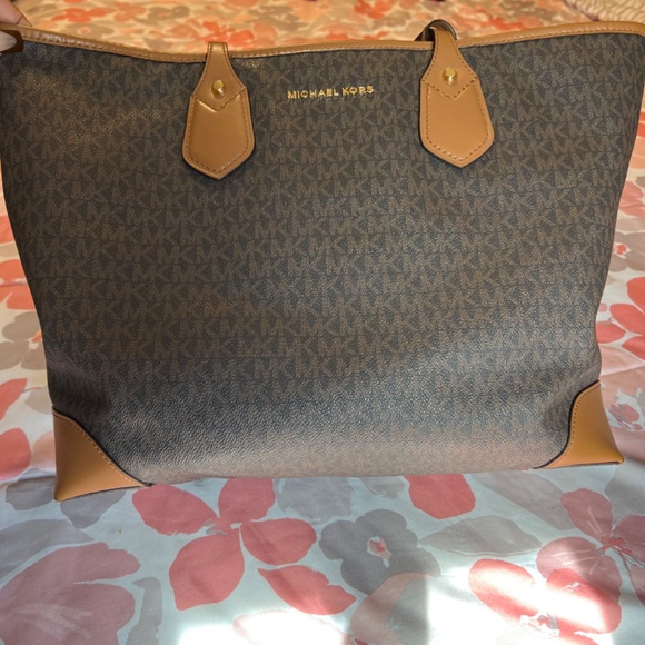 COPY - Michael Kors Large Tote Bag - Picture 4 of 5